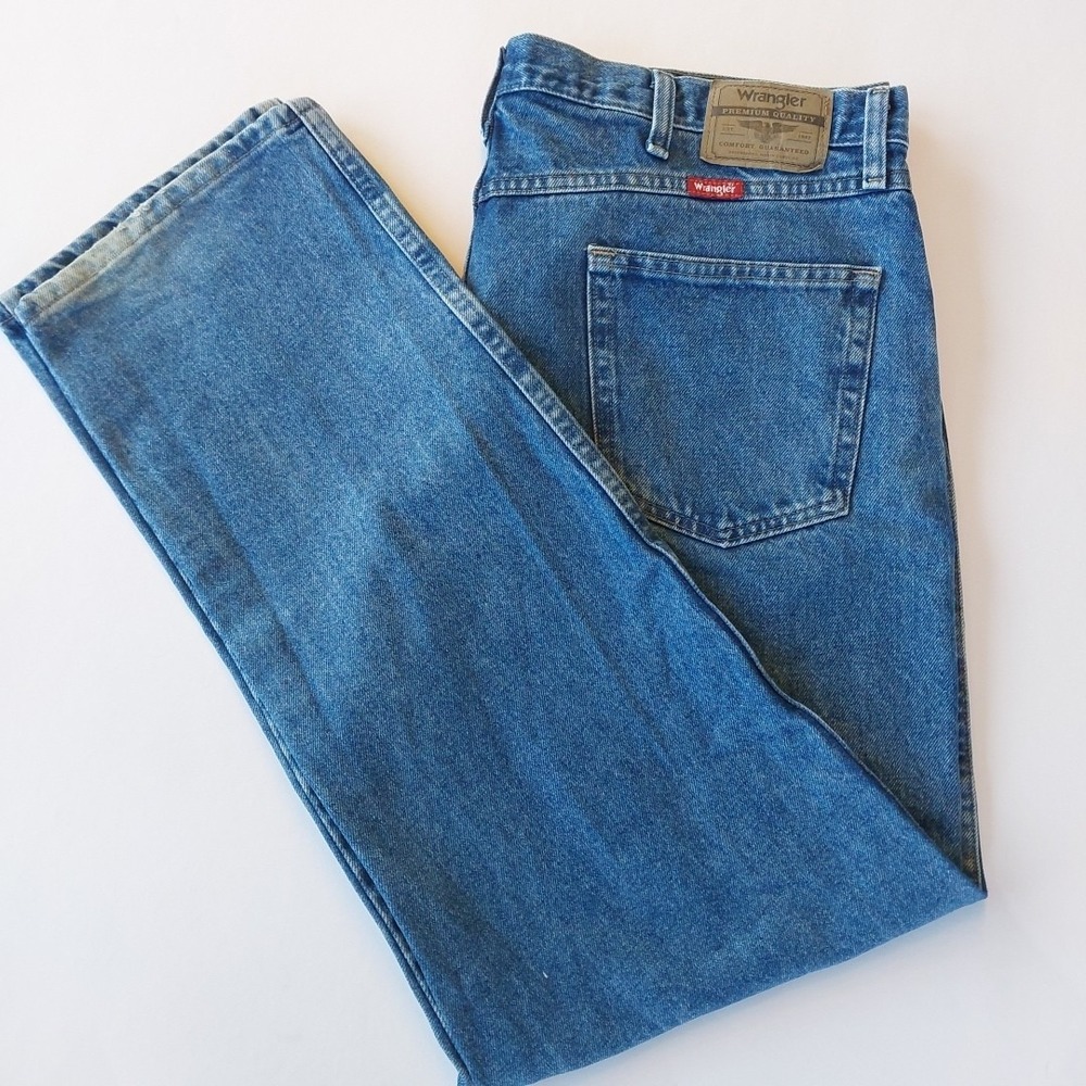 Wrangler Men's size 40x32 Med Wash Blue Denim Jeans Regular Fit